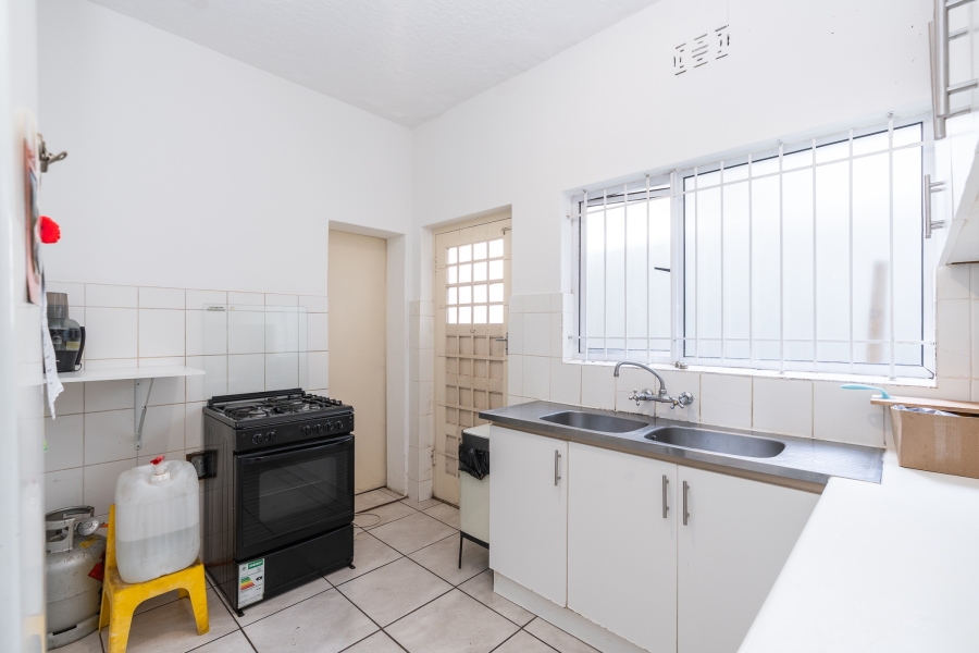 2 Bedroom Property for Sale in Vredehoek Western Cape